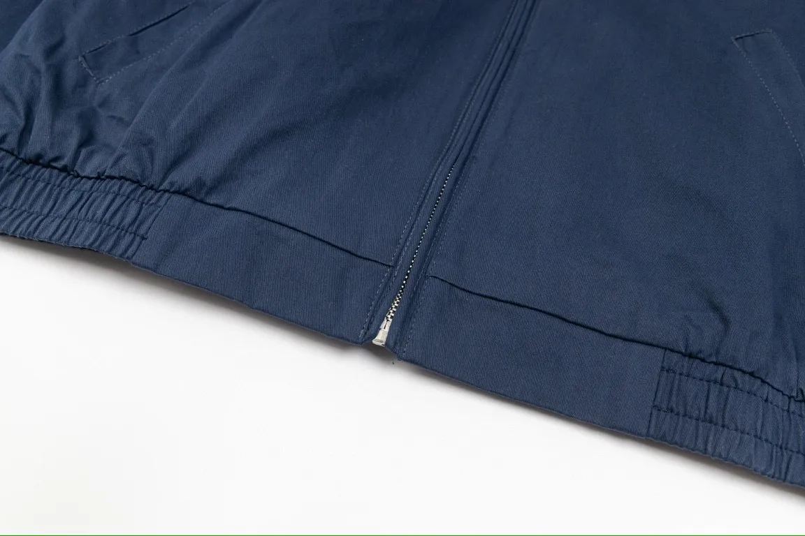 🅿️350 Ralph Lauren's new 24ss classic embroidered logo lapel executive zipper jacket for both men and women. 1️⃣Selected from high-quality original developed pure cotton fabric, with customized plaid lining inside, the overall wearing effect is very soft and comfortable. 2️⃣The workmanship details are perfectly controlled, with exquisite small logo embroidery on the chest, and the unique design style of splicing technology is used in the dropped shoulder position to highlight your personality! The version is simple but not simple! 3️⃣ Complete with tag accessories, unisex design, and a very versatile jacket for men and women!  Color: black, navy blue, khaki Size: S, M, L, XL